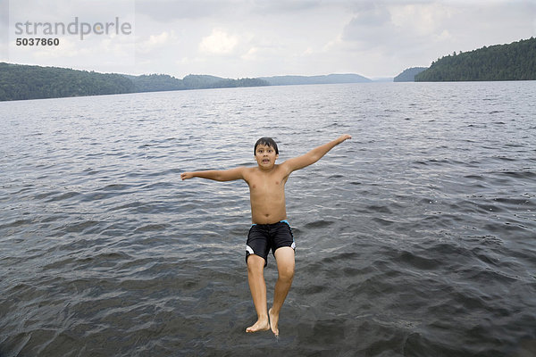 Canadian-South Asian Mixed Race Boy Sprung rückwärts in Lake  Ontario  Kanada
