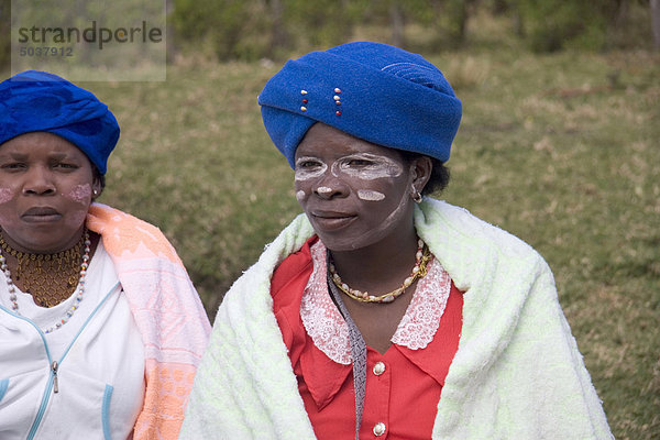 Einheimische Frauen erwarten die Rückkehr der ihre Jungs in dieser jährliche Zeremonie  Transkei  Südafrika