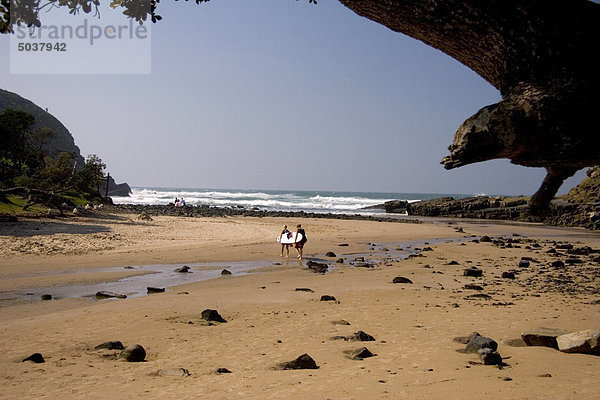 Surfer Spaziergang Strand in Richtung der Ozean  Kaffee Bay  Transkei  South Africa