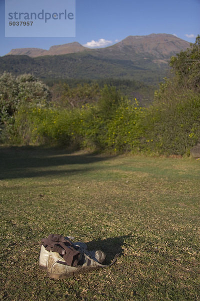 Leere Schuhe im Feld von Hogsback Berg  Amathole Mountains in Südafrika