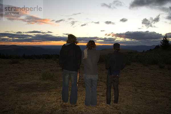Drei Menschen gerade Sonnenuntergang im Feld von Hogsback Berg  Amathole Mountains in Südafrika