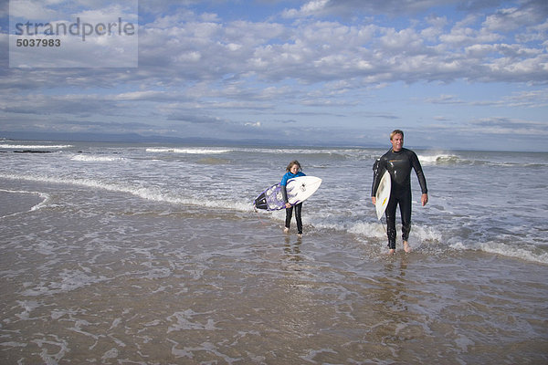 Junges Mädchen an Surf School  Jeffreys Bay  Südafrika