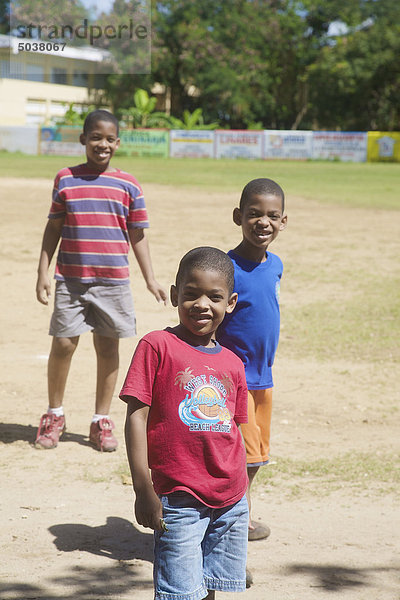 Boys auf Baseballfeld  Sosua  Dominikanische Republik