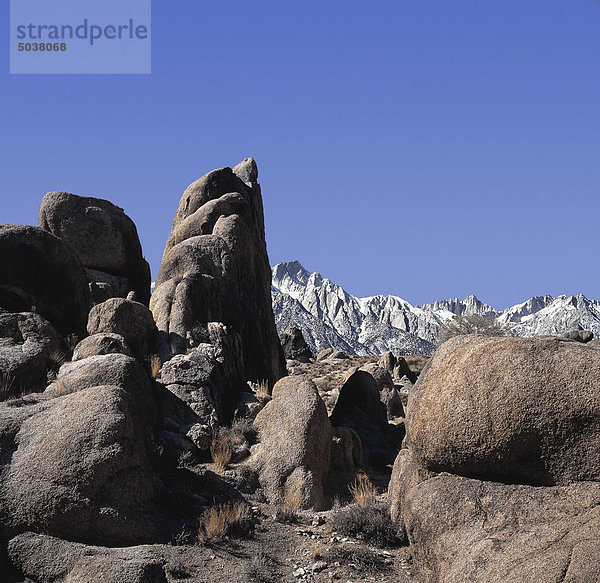 Felsen der Alabama Hills der Sierra Nevada mit Mount Whitney in Hintergrund  Kalifornien  USA