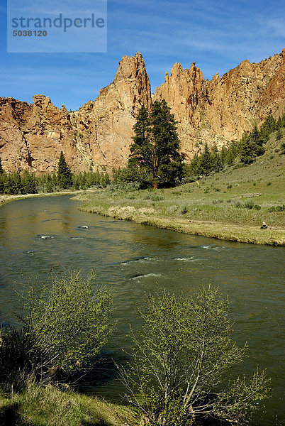 Smith Rock State Park und der Crooked River  Oregon  USA