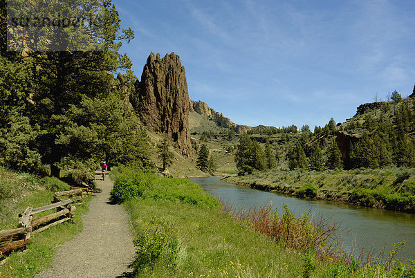 Radfahrer auf Spur neben den Crooked River  Smith Rock State Park  Oregon  USA