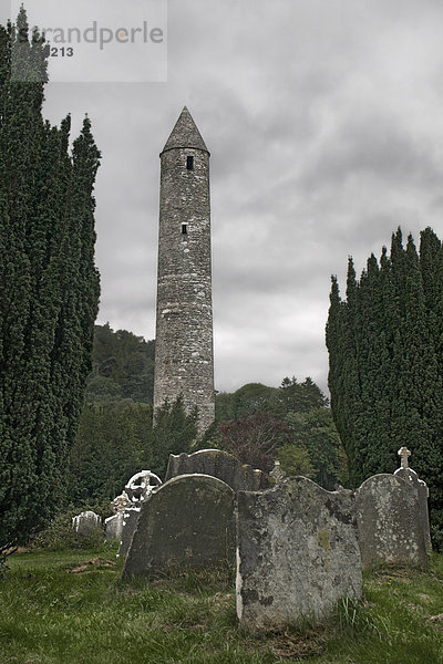 Grabsteine und Rundturm  Glendalough  County Wicklow  Irland