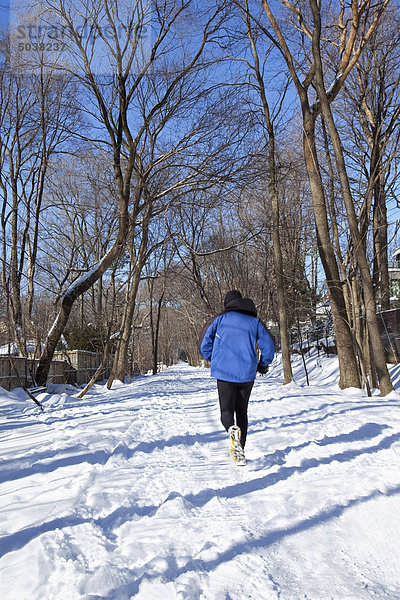 Mann unter schneebedeckten Pfad im Winter  Toronto  Ontario  Kanada