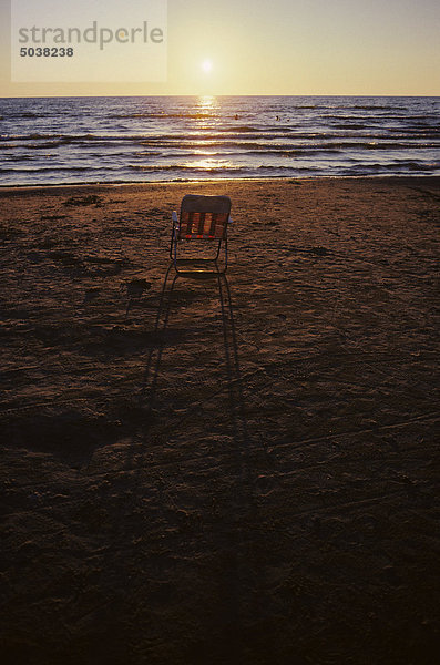 Stuhl am Strand bei Sonnenuntergang  Sauble Beach  Ontario  Kanada