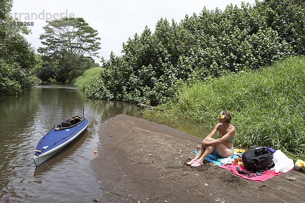 Frau sitzt mit dem Kajak auf Hanalei River  Kauai  Hawaii  USA