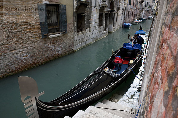 Gondel auf Kanal in Venedig  Italien