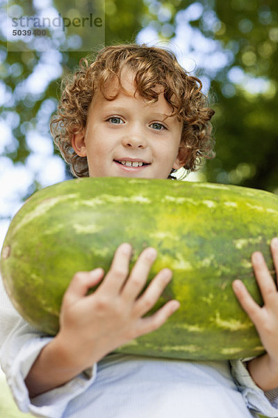 Nahaufnahme des lächelnden Jungen mit Wassermelone