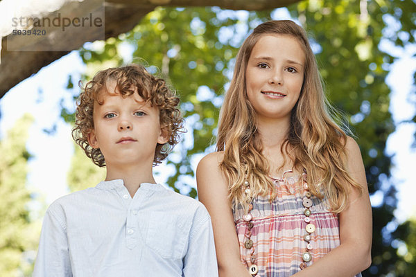 Bruder und Schwester schauen in die Kamera