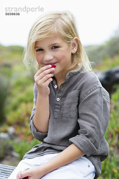 Porträt eines Mädchens beim Obstessen