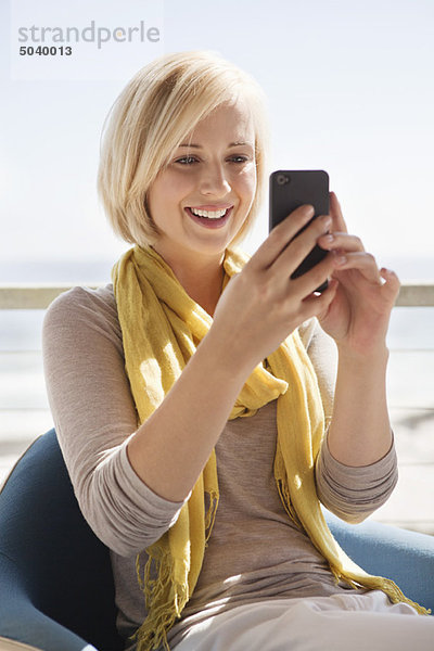 Textnachrichten von Frauen auf einem Mobiltelefon