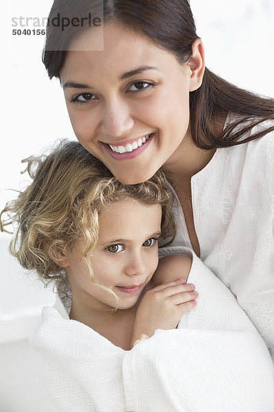 Porträt einer Frau mit ihrer Tochter in ein Handtuch gewickelt