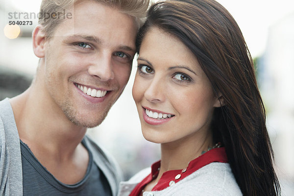 Porträt eines jungen Paares  das lächelt