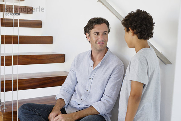Mittlerer Erwachsener Mann im Gespräch mit seinem Sohn