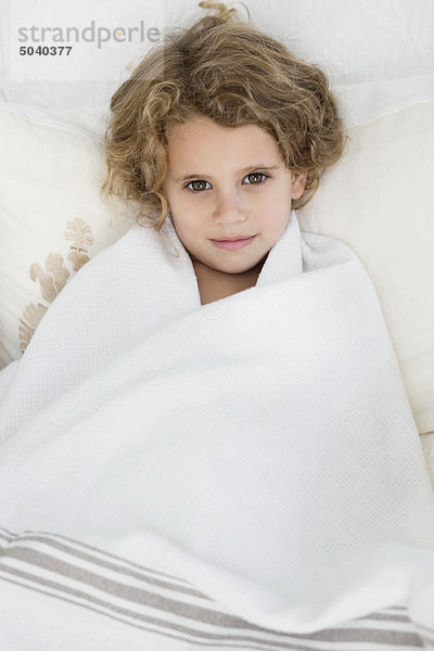 Porträt eines süßen kleinen Mädchens im weißen Handtuch