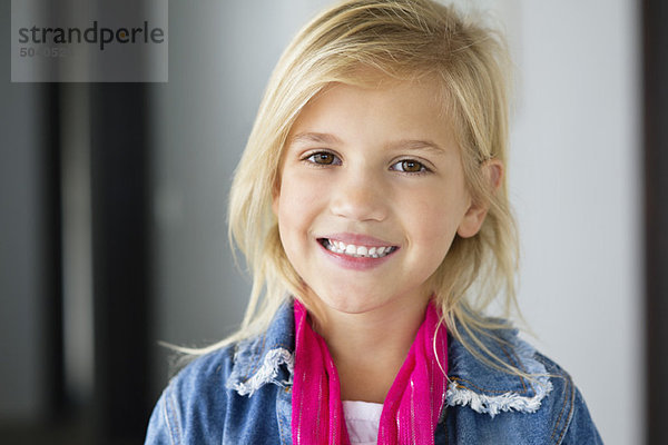 Porträt eines süßen kleinen Mädchens lächelnd
