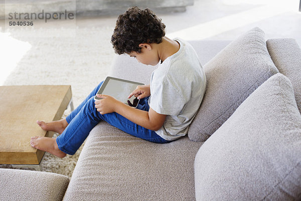 Seitenprofil eines Jungen mit einem digitalen Tablett