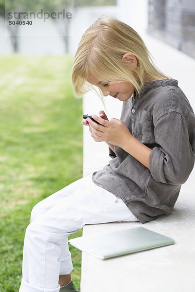 Textnachrichten für Mädchen mit einem Mobiltelefon