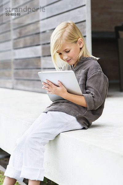 Mädchen mit einem digitalen Tablett