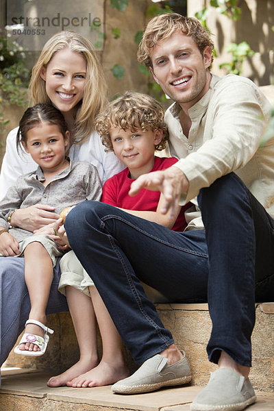 Porträt einer Familie mit zwei Kindern