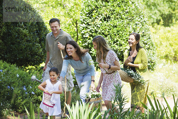 Fröhliche Mehrgenerationen-Familie im Garten genießen