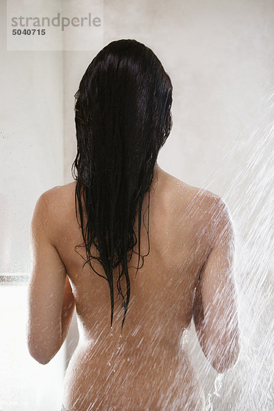 Rückansicht der duschenden Frau