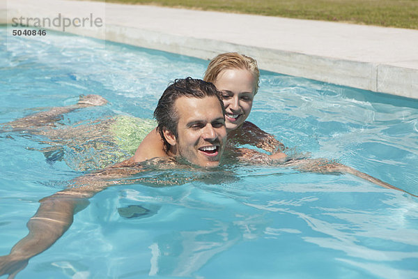Paar mit Spaß im Schwimmbad