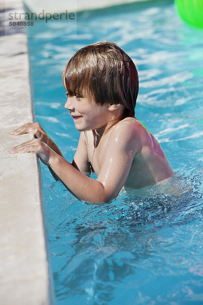 Junge lächelt im Schwimmbad