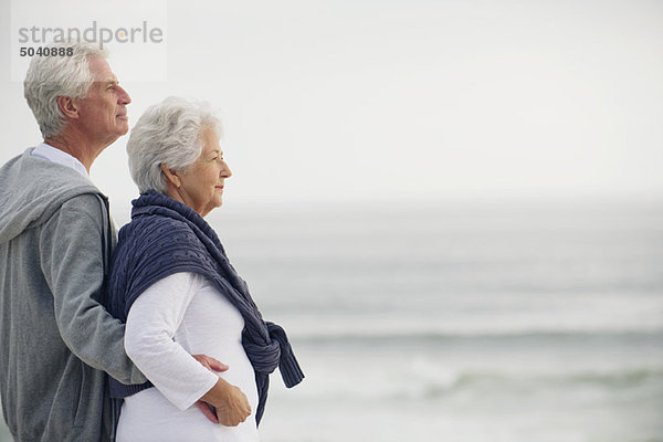 Seitenprofil eines Seniorenpaares mit Blick aufs Meer