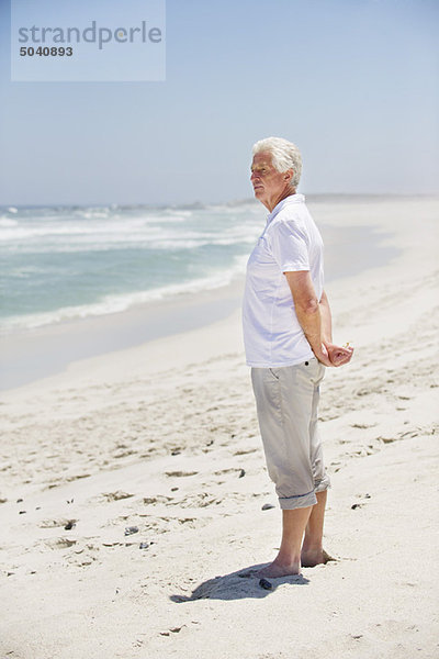 Seitenprofil eines älteren Mannes  der am Strand steht