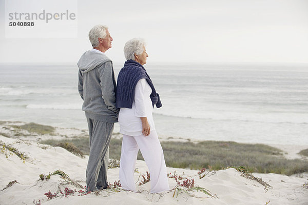 Seitenprofil eines Seniorenpaares mit Blick aufs Meer