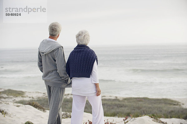 Rückansicht eines Seniorenpaares mit Blick aufs Meer