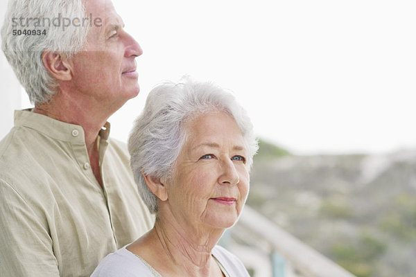 Nahaufnahme eines Seniorenpaares auf einem Balkon