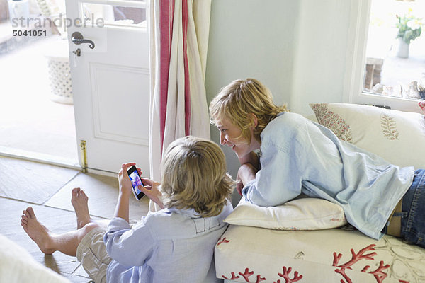 Kinder mit Handy im Haus