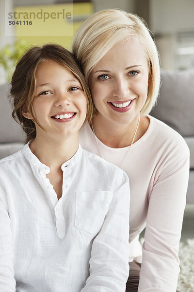 Porträt einer Frau  die mit ihrer Tochter lächelt