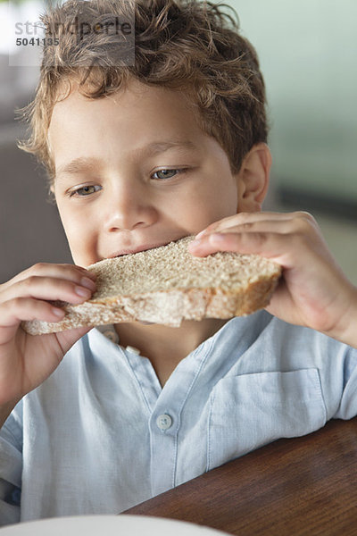 Nahaufnahme eines Jungen beim Brot essen