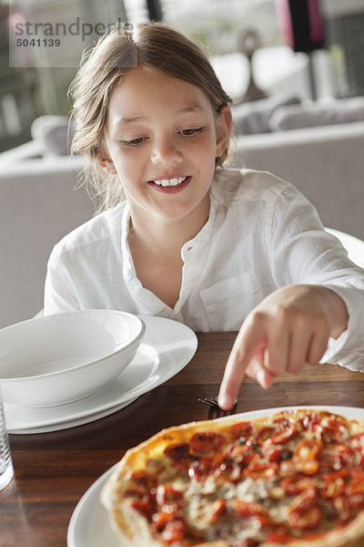 Mädchen zeigt auf Essen