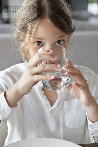 Porträt eines Mädchens  das Wasser trinkt