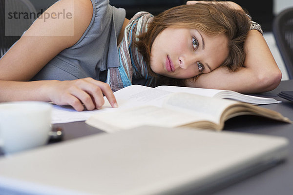 Universitätsstudent  der während des Studiums müde aussieht