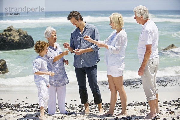 Mehrgenerationen-Familien-Sammelmuschel am Strand