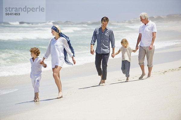 Mehrgenerationen-Familienwanderung am Strand