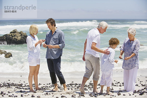 Mehrgenerationen-Familien-Sammelmuschel am Strand