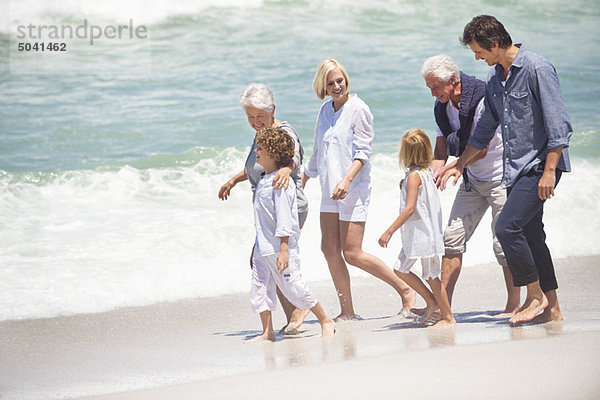 Mehrgenerationen-Familienwanderung am Strand