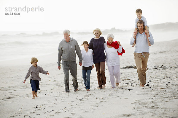 Mehrgenerationen-Familienwanderung am Strand