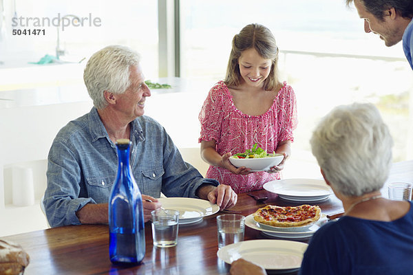 Mehrgenerationen-Familie beim Essen am Esstisch