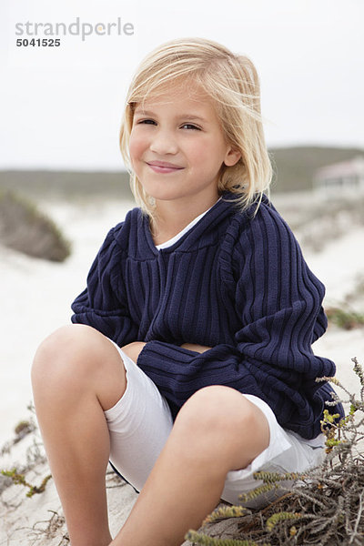 Porträt eines süßen Mädchens mit Pullover